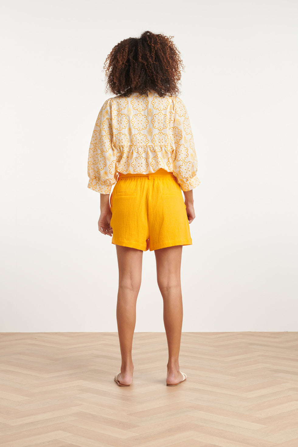24107 Bloemen Top Met Brie Anglaisezonnig | White-Yellow