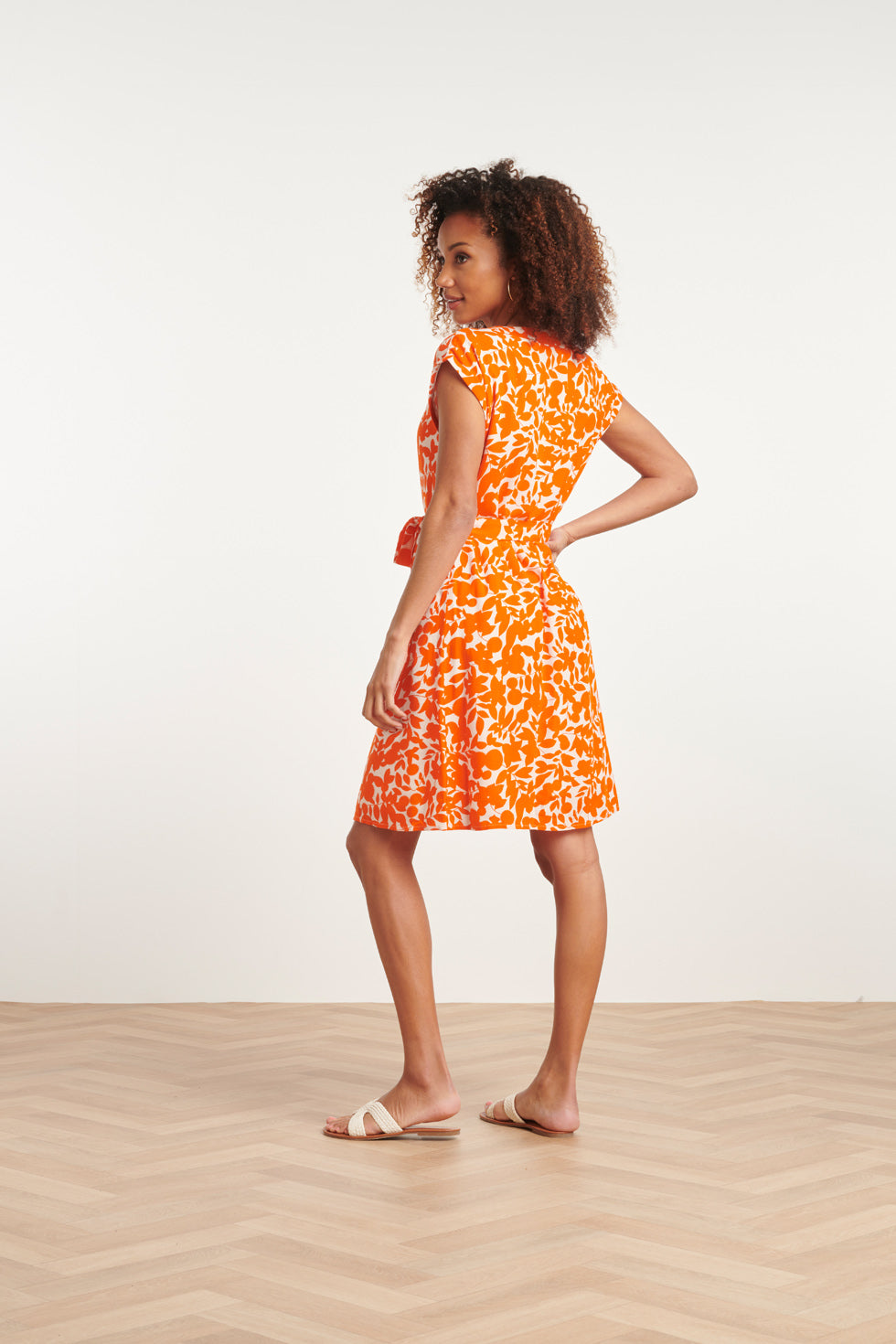 24137 Bladerprint Jurk | Off White-Orange