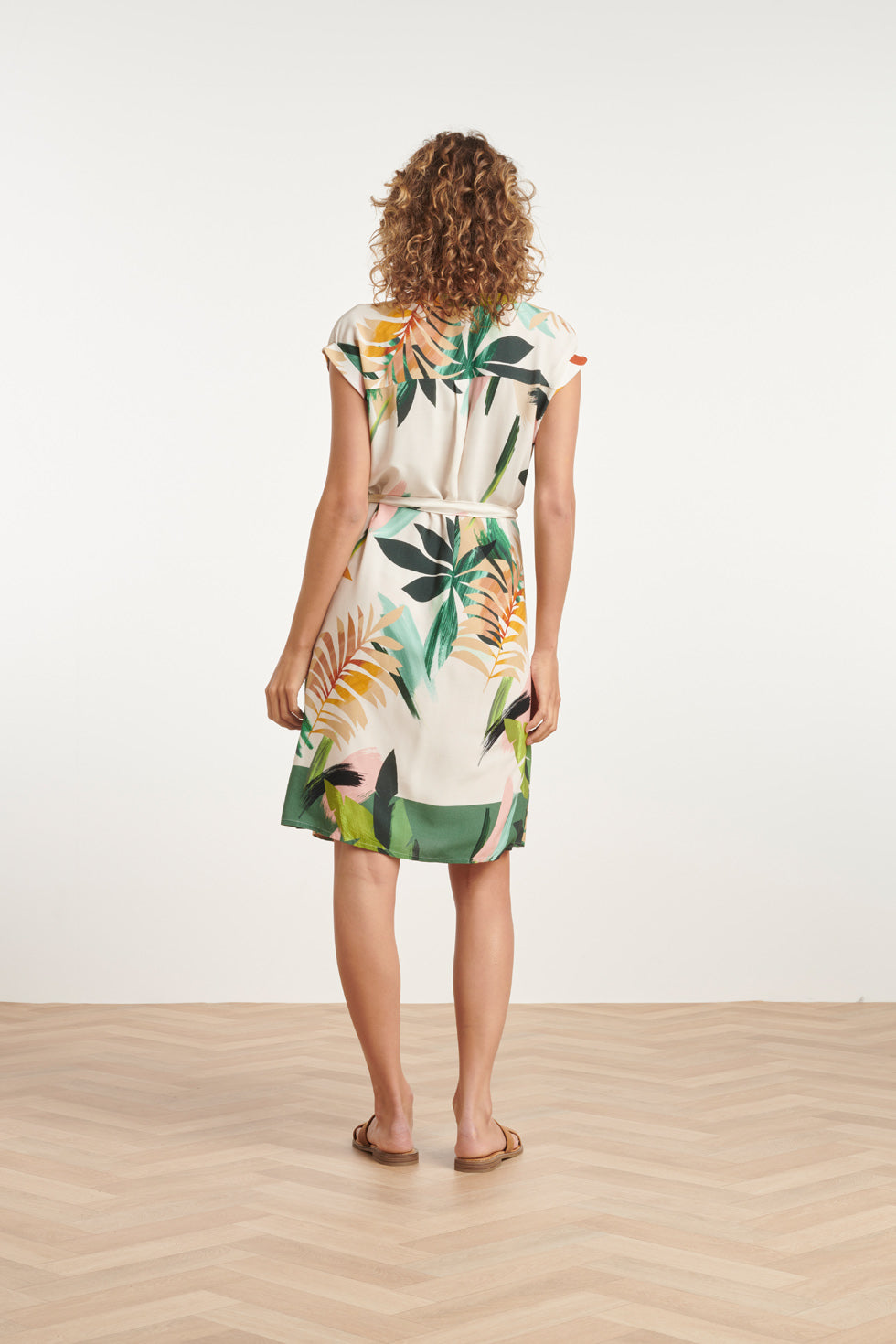 24144 Eenvoudige Klassieke Zomerjurk Met Tropische Bladerenprint | White-Multicolour