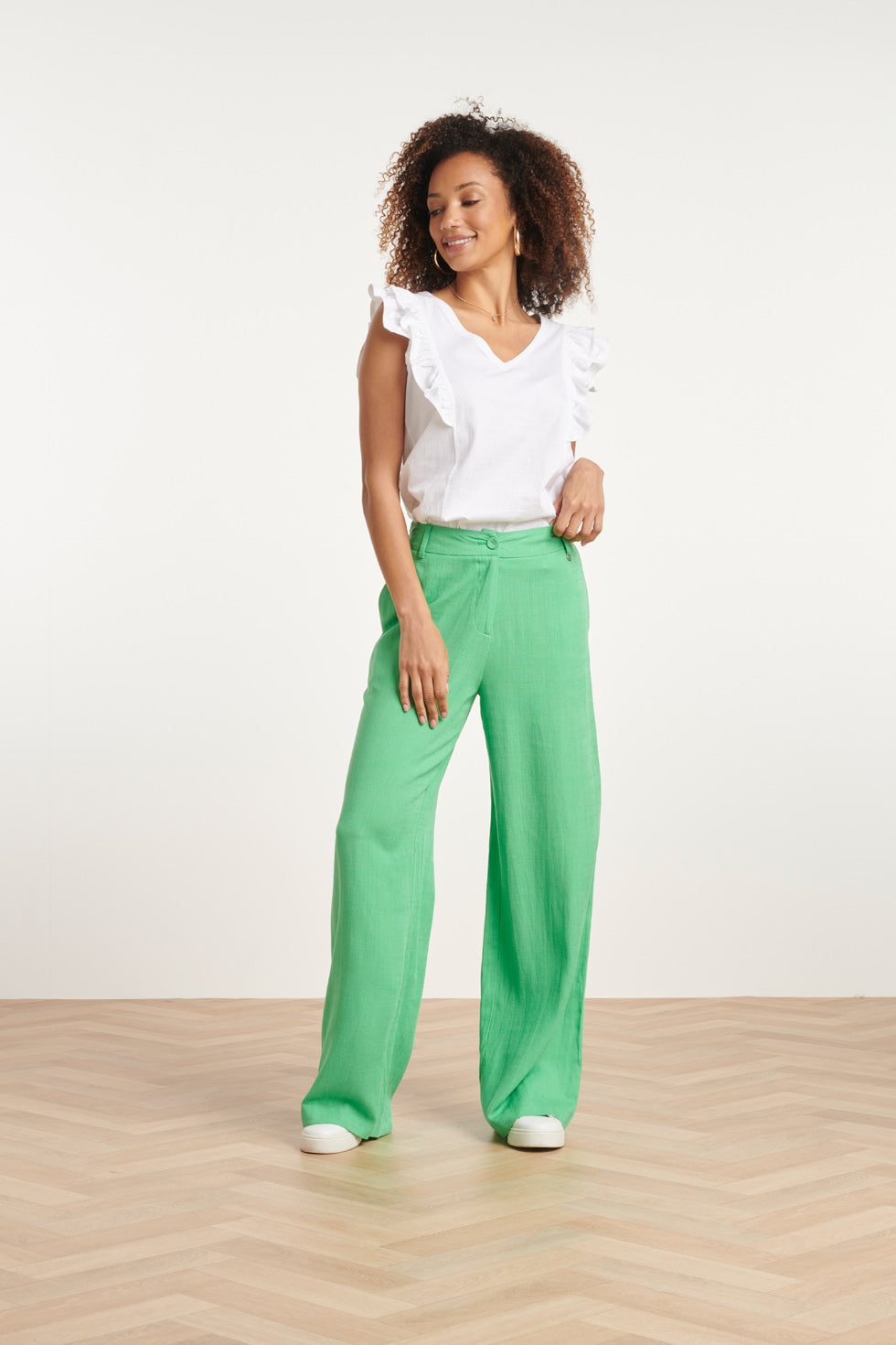 24171 Basic Te Top Met Speelse Dubbele Ruches | White