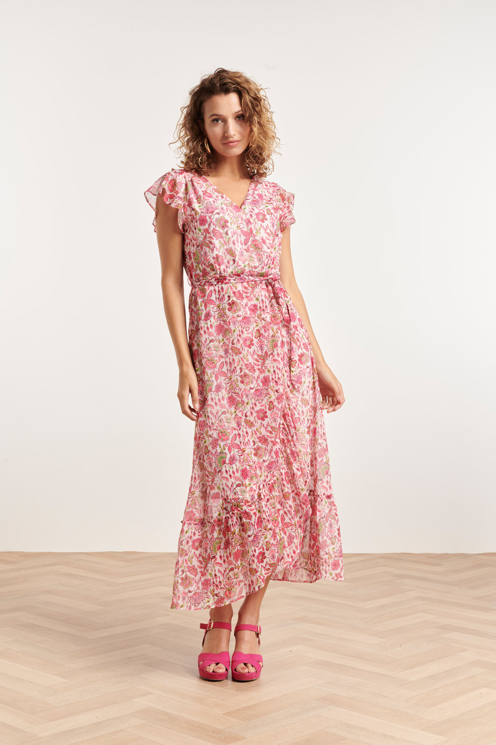 24307 Wikkelstijl Maxi Jurk Van Chiffon Met Fuchsialime Bloemenprint | White - Muticolour