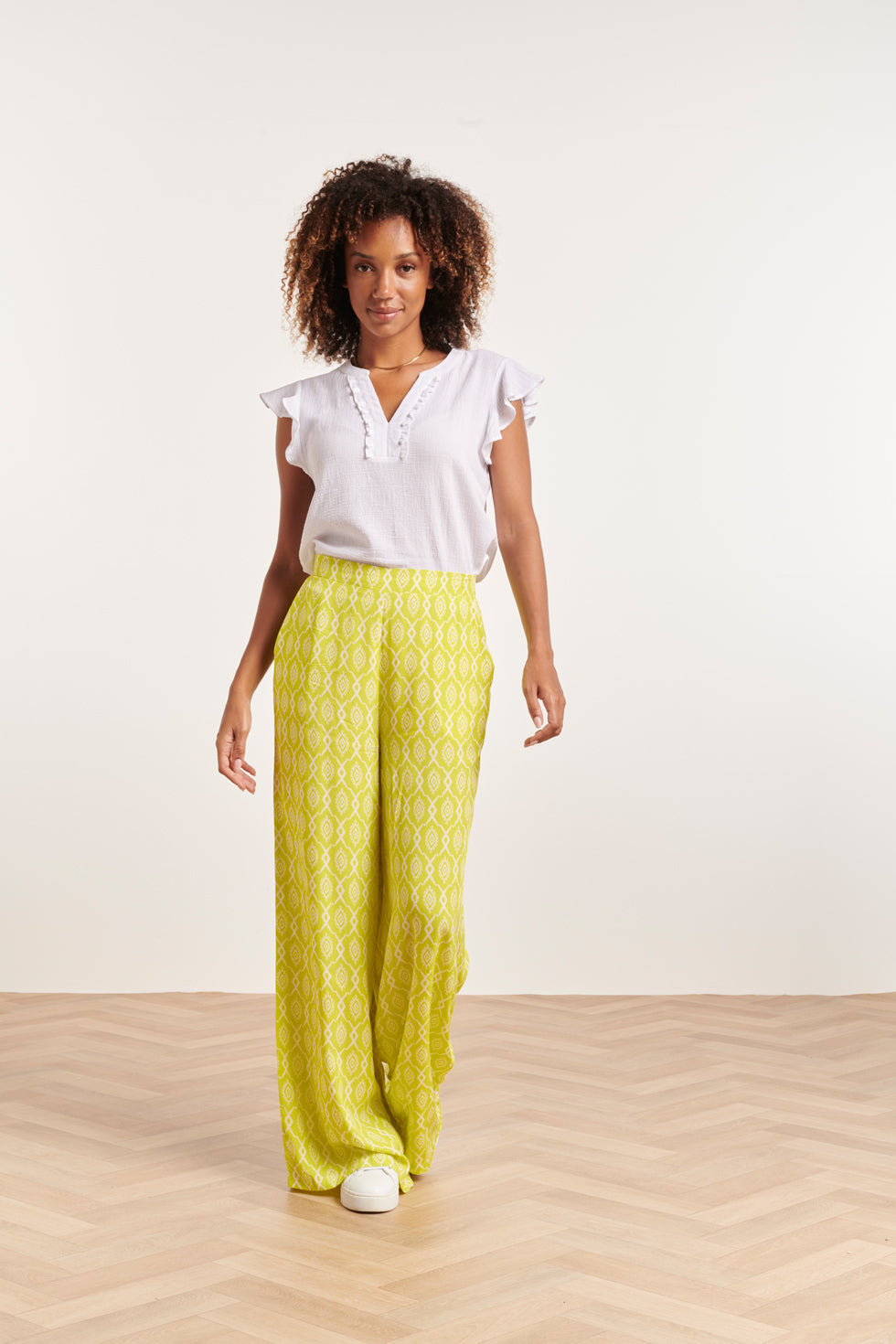 24359 Dames Korte Ruffle Mouw Te Top | White