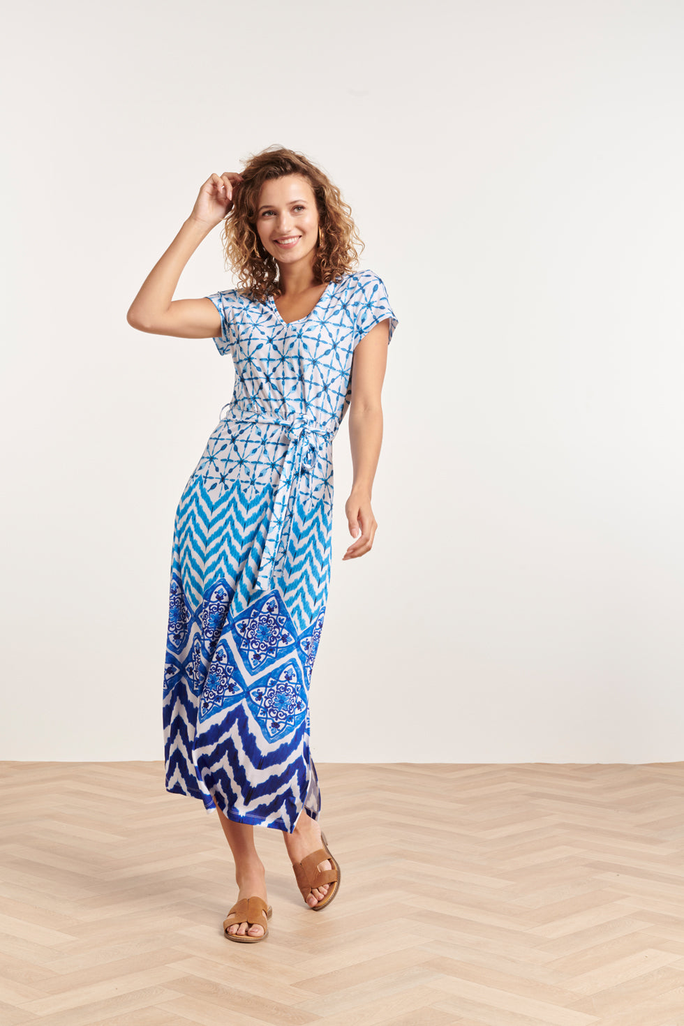 24360 Dames Maxi Te Jurk Met Ornamentaal Print | Off White-Blue