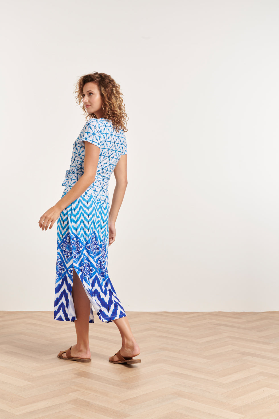 24360 Dames Maxi Te Jurk Met Ornamentaal Print | Off White-Blue