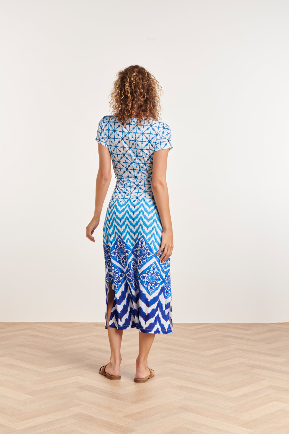 24360 Dames Maxi Te Jurk Met Ornamentaal Print | Off White-Blue