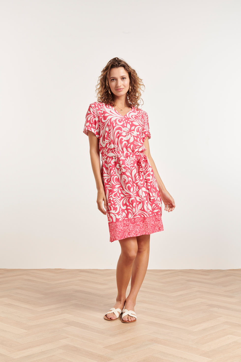 24367 Dames Korte Fuchsia Jurk Met Te Bloemenprint | Pink-White