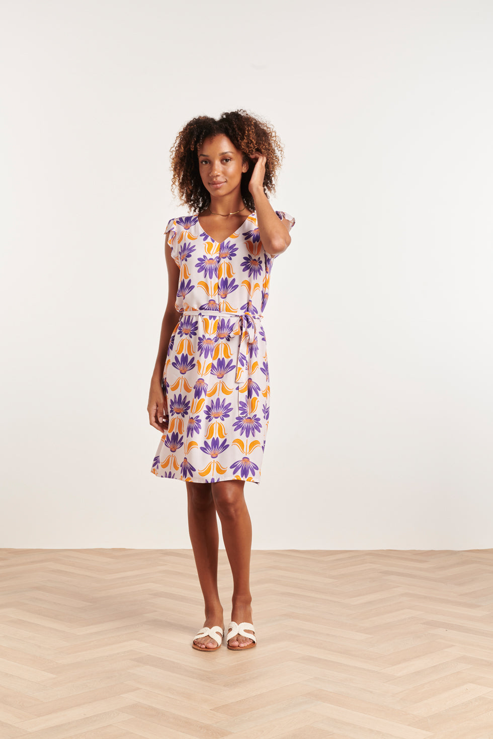 24369 Dames Korte Te Jurk Met Ruchesallover Bloemenprintpaars | Off-White-Multicolour