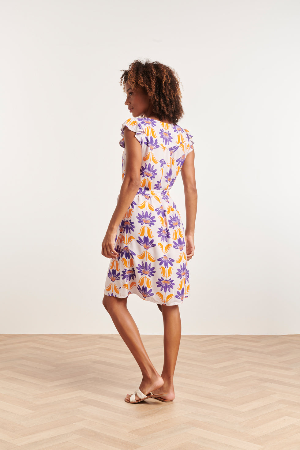 24369 Dames Korte Te Jurk Met Ruchesallover Bloemenprintpaars | Off-White-Multicolour