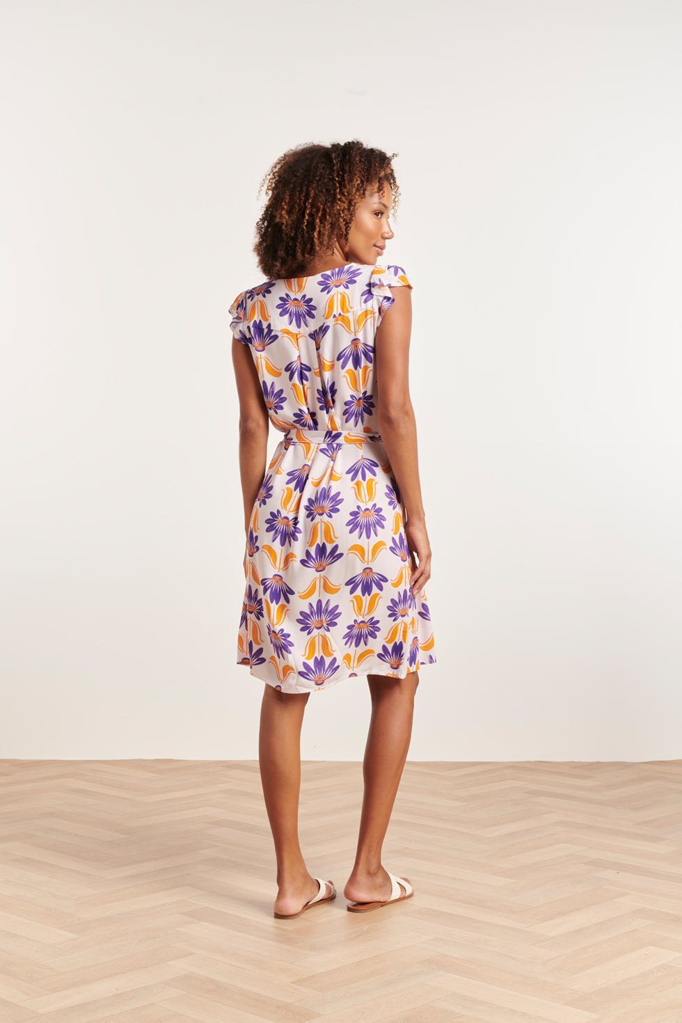 24369 Dames Korte Te Jurk Met Ruchesallover Bloemenprintpaars | Off-White-Multicolour