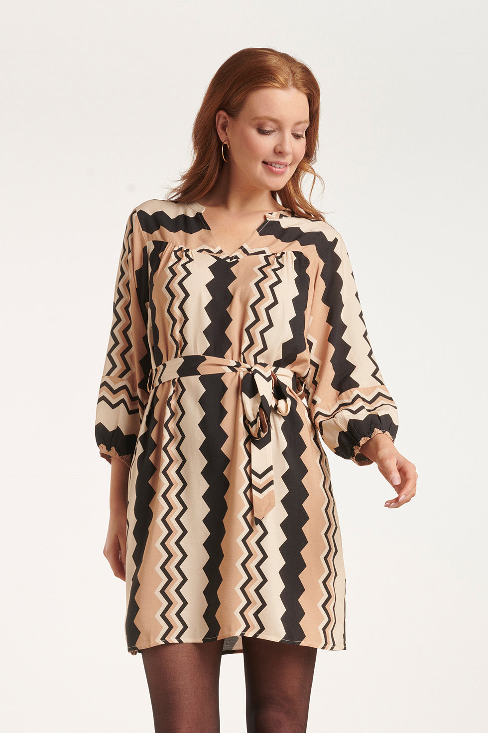 24528 Zigzag Jurk | Sand-Black