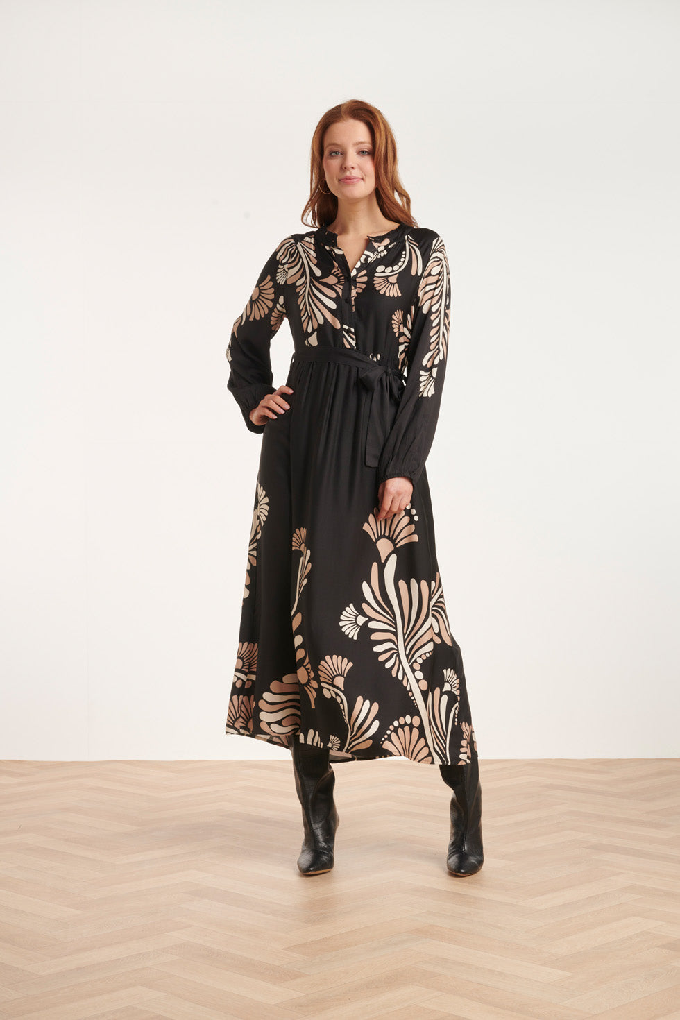 24532 Maxi Jurk Met Grafische Botanische Print | Black-Sand