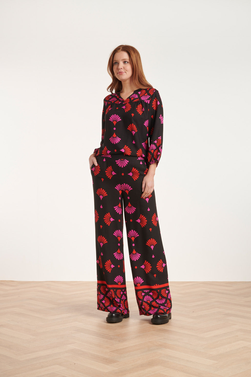 24538 E Broek Met Fuchsia Grafische Print | Blackwhite