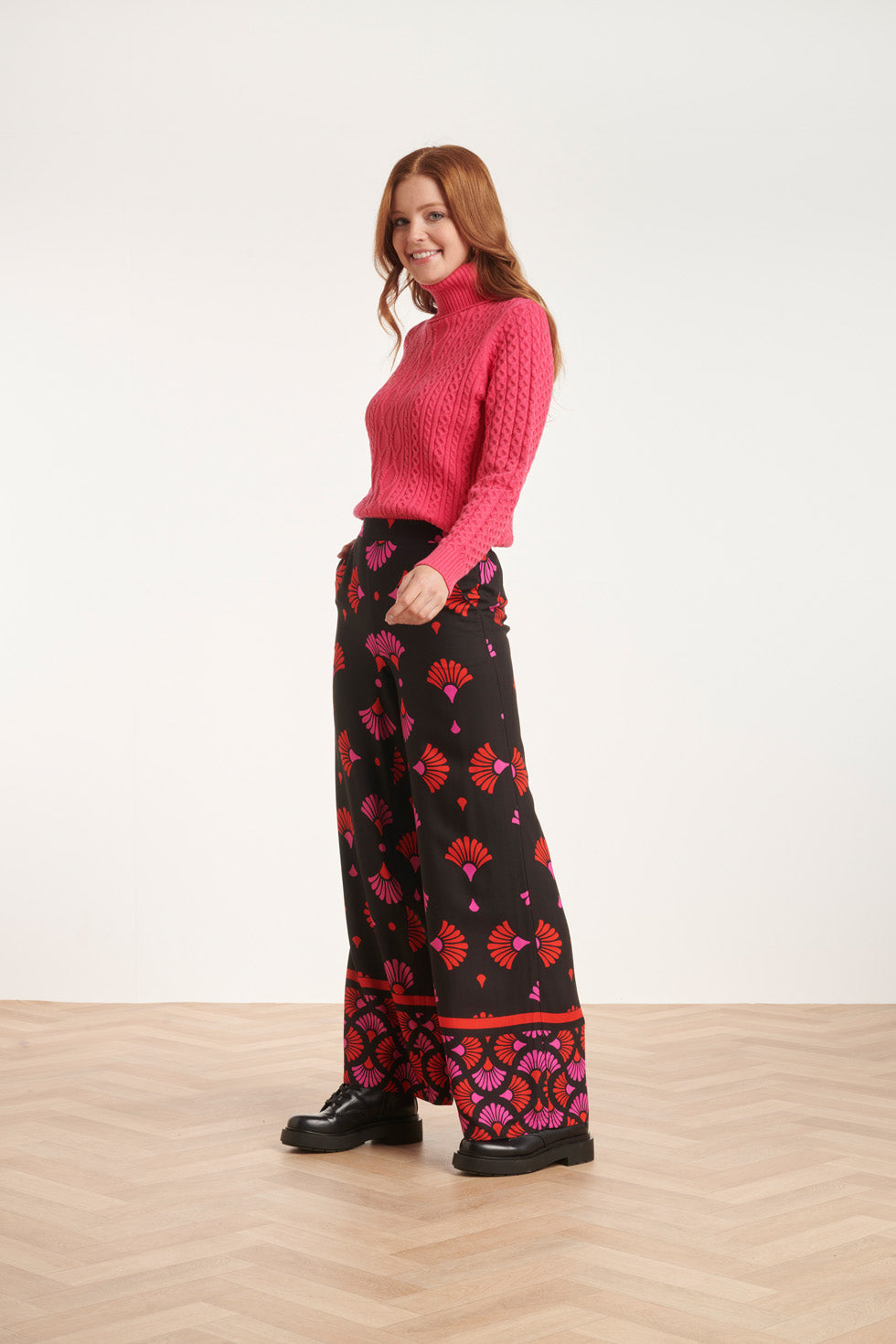 24538 E Broek Met Fuchsia Grafische Print | Blackwhite