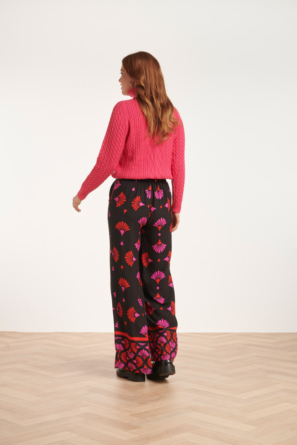 24538 E Broek Met Fuchsia Grafische Print | Blackwhite