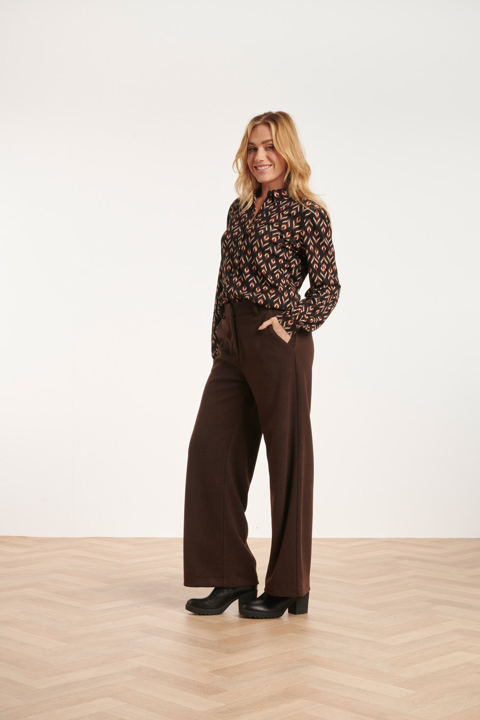 24546 E Stretchy Blouse Met Bladerprint | Black-Brown