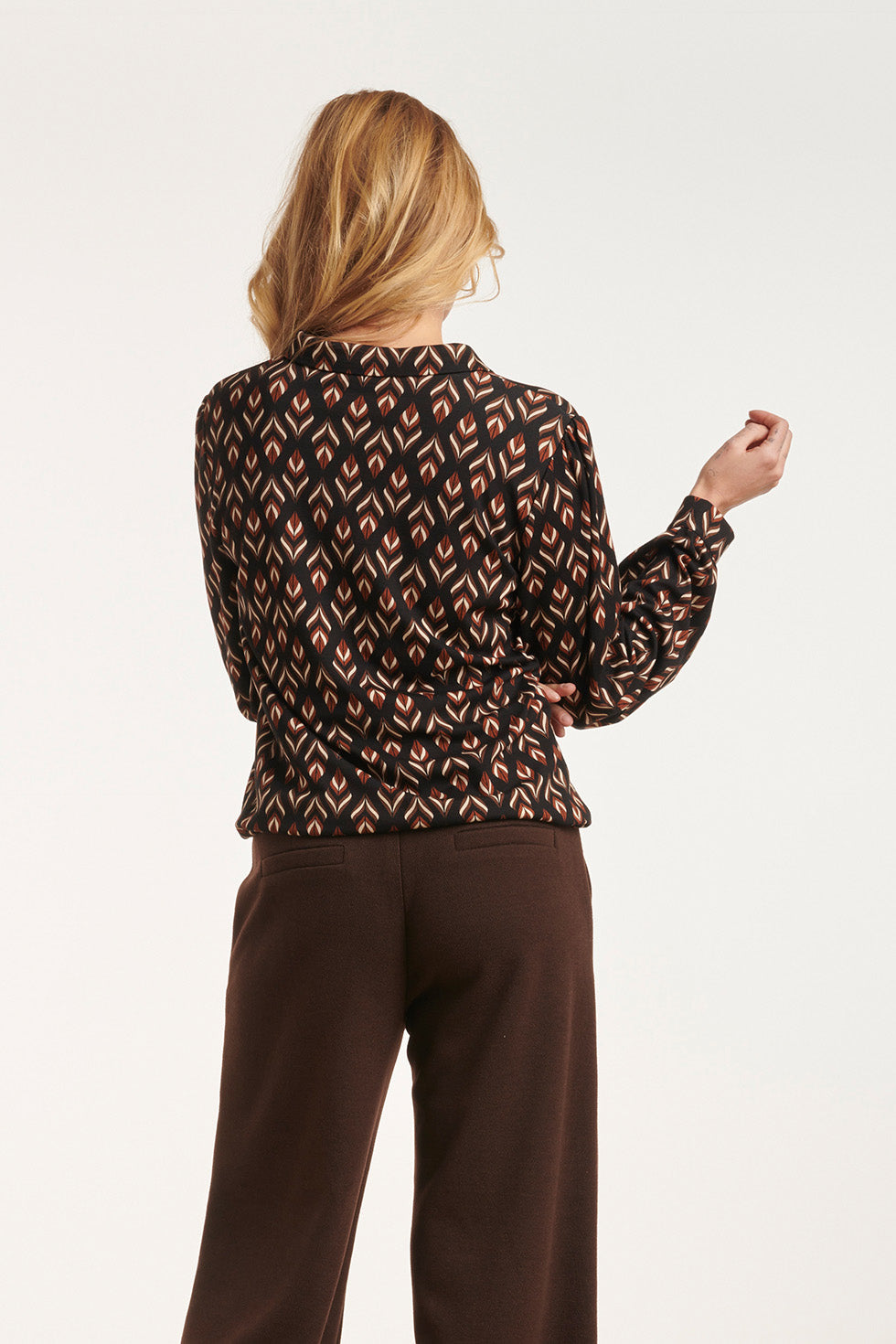 24546 E Stretchy Blouse Met Bladerprint | Black-Brown