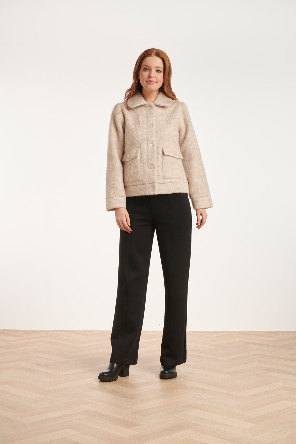 24548 Beige Korte Jas Met Grote Zakken | Sand