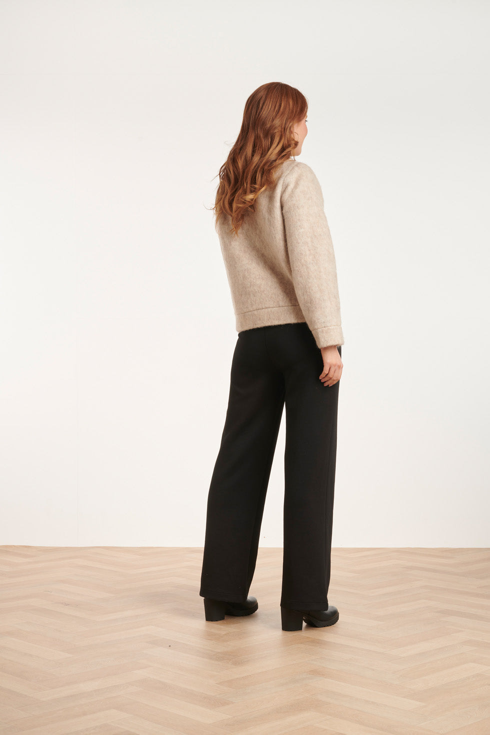 24548 Beige Korte Jas Met Grote Zakken | Sand
