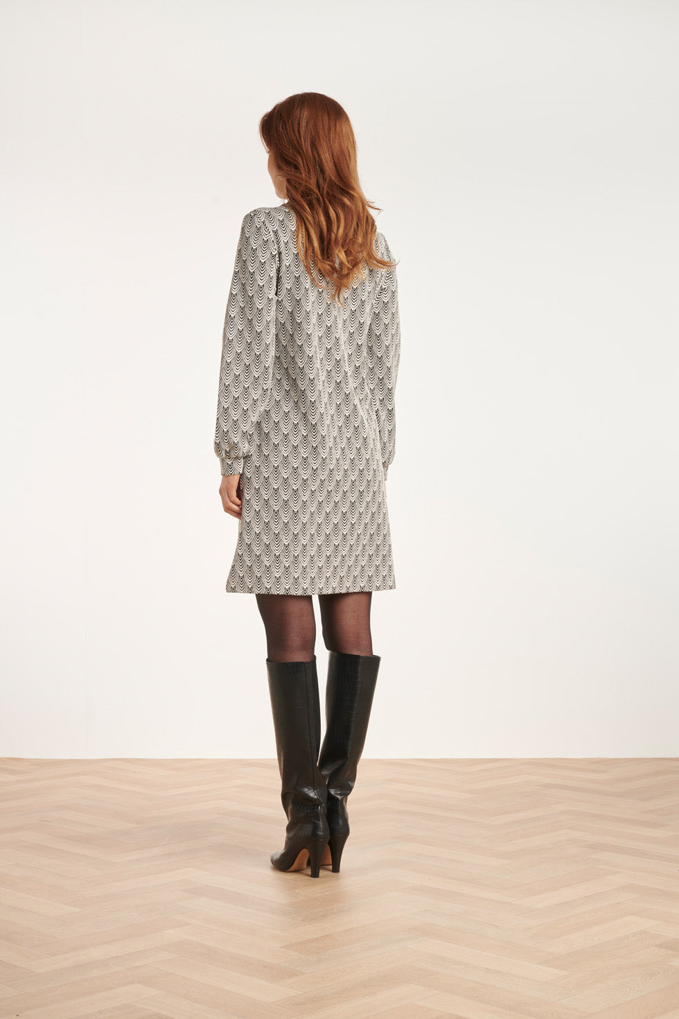 24561 Korte Jurk Met Grafische Print | Black-White