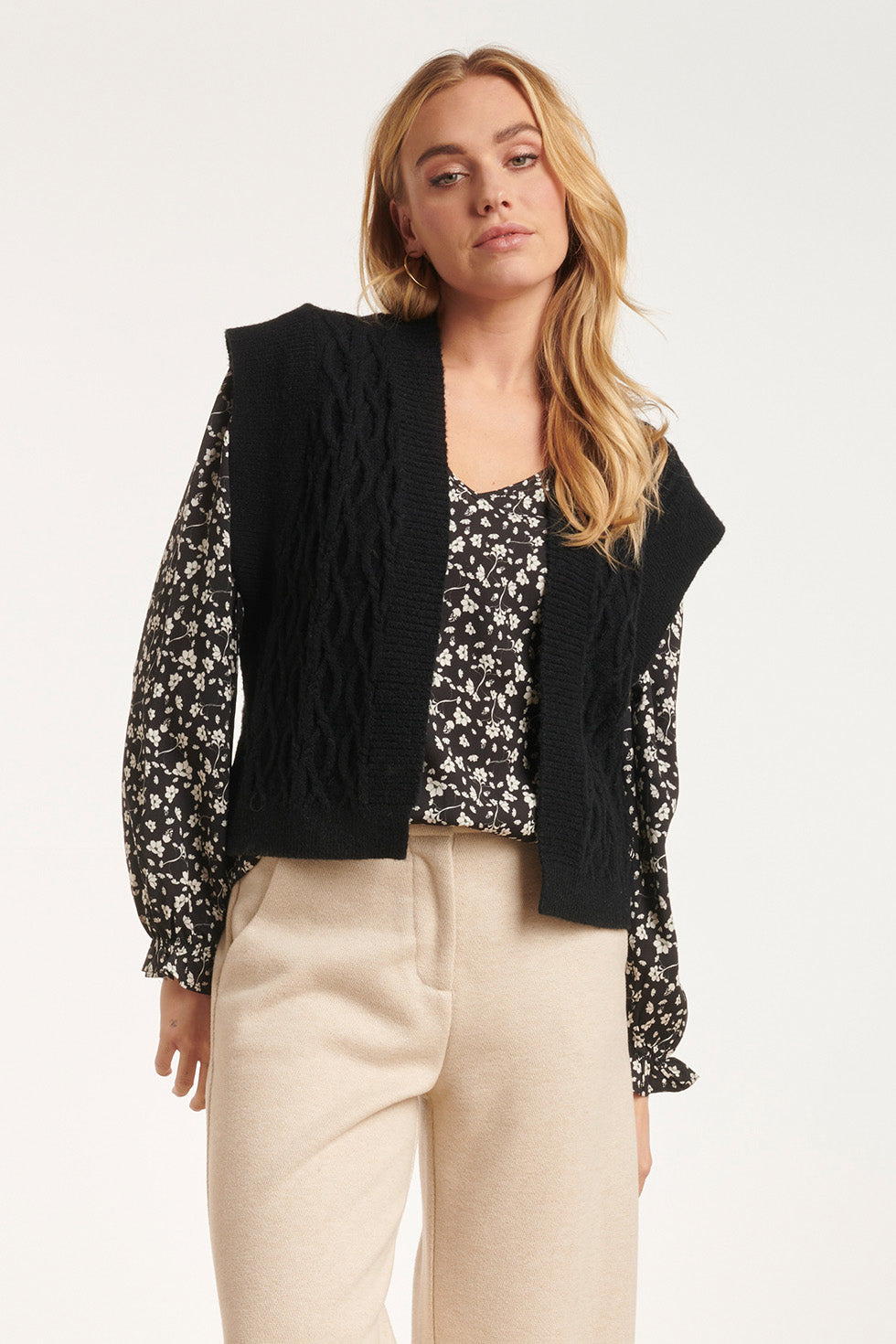 24616 Gebreide Gilet Met Gevlochten Structuur | Black