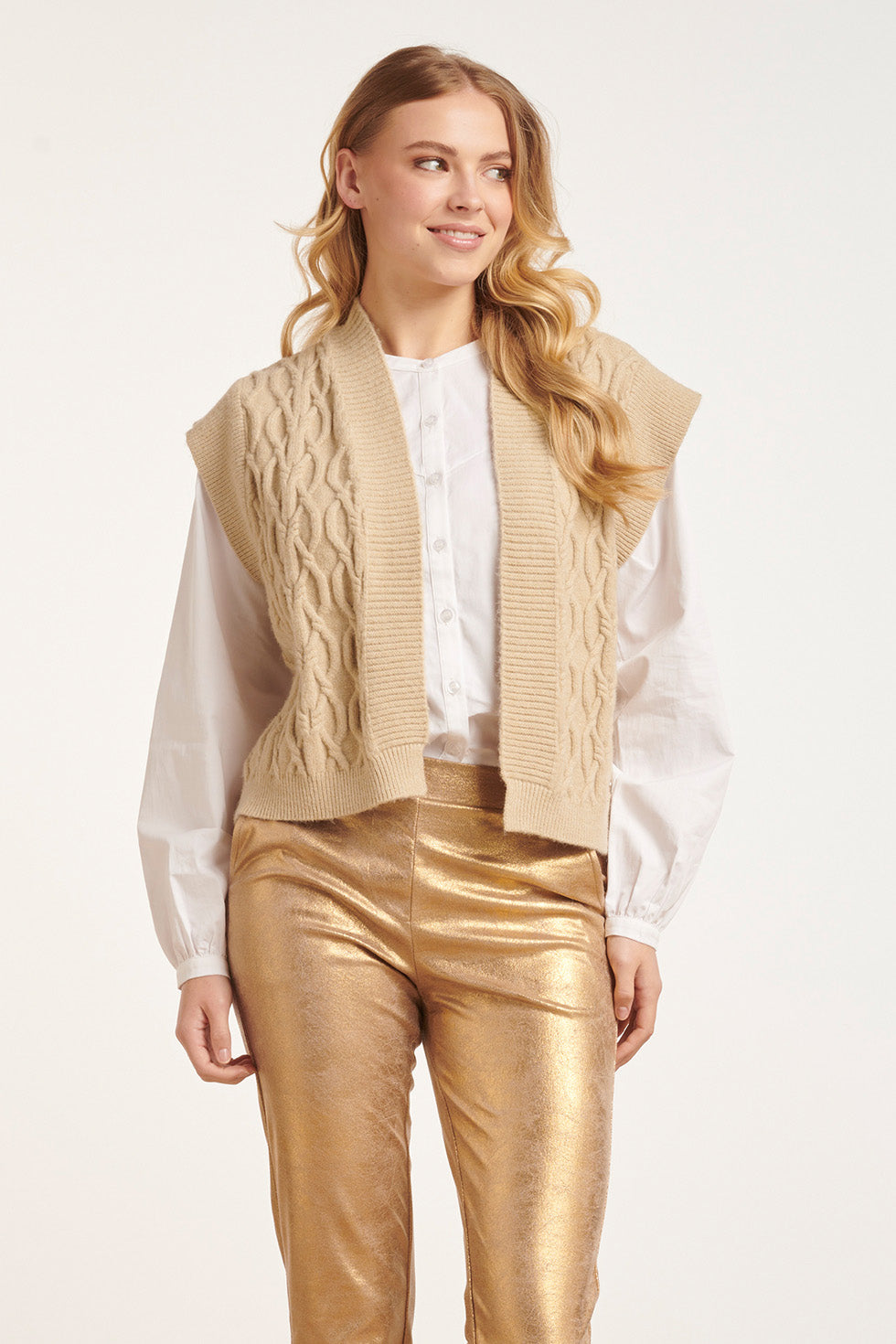 24616 Gebreide Gilet Met Gevlochten Structuur | Sand