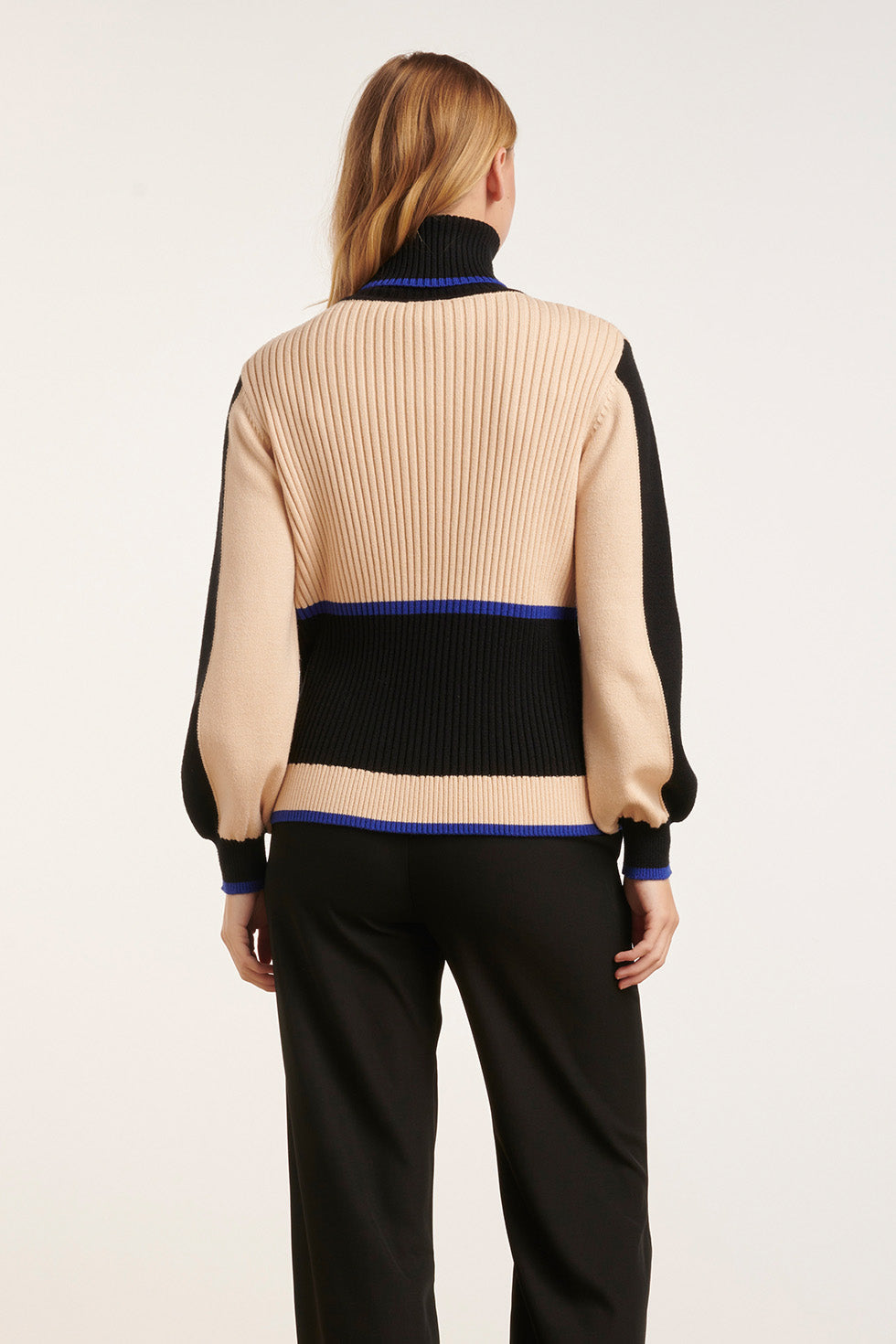 24626 BEige e Blok Gebreide Top Met Turtle Neck | Sand - Black
