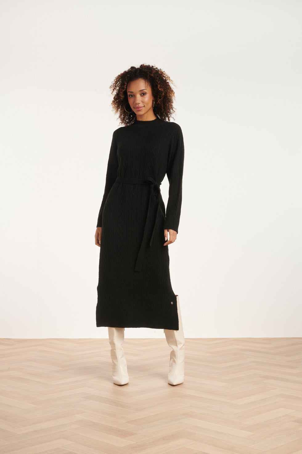 24631 E Gebreide Midi Jurk Met Kabelstructuur | Black