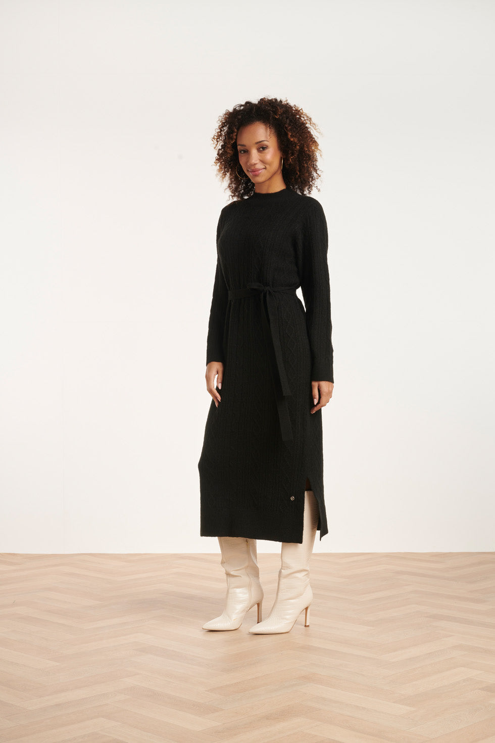24631 E Gebreide Midi Jurk Met Kabelstructuur | Black