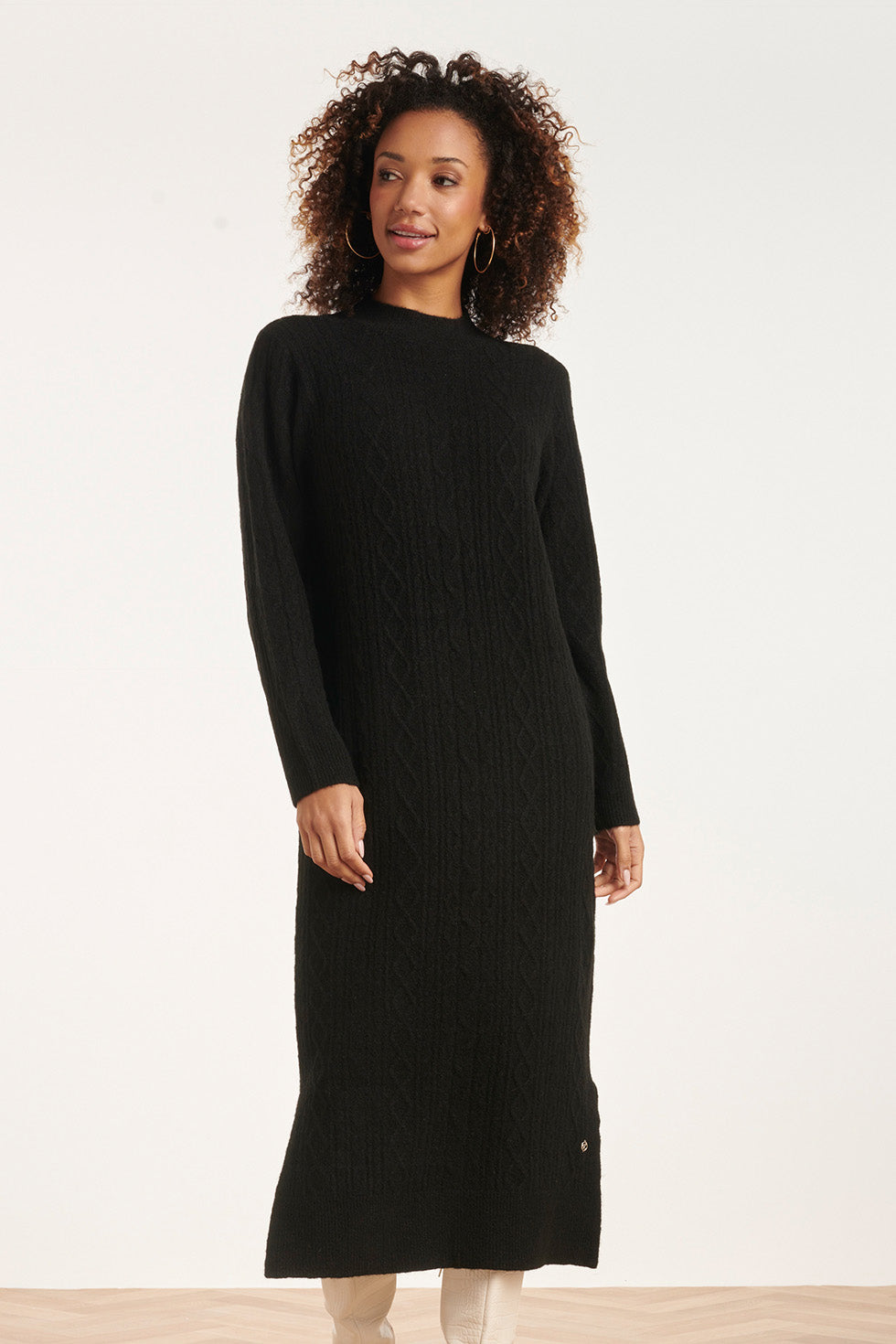 24631 E Gebreide Midi Jurk Met Kabelstructuur | Black