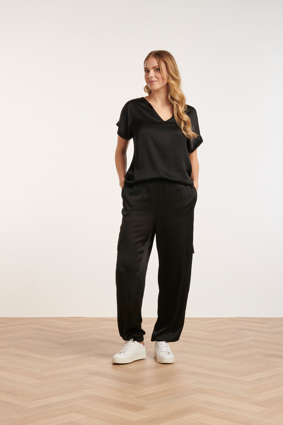 24682 Satijnen Top Met V-Hals | Black