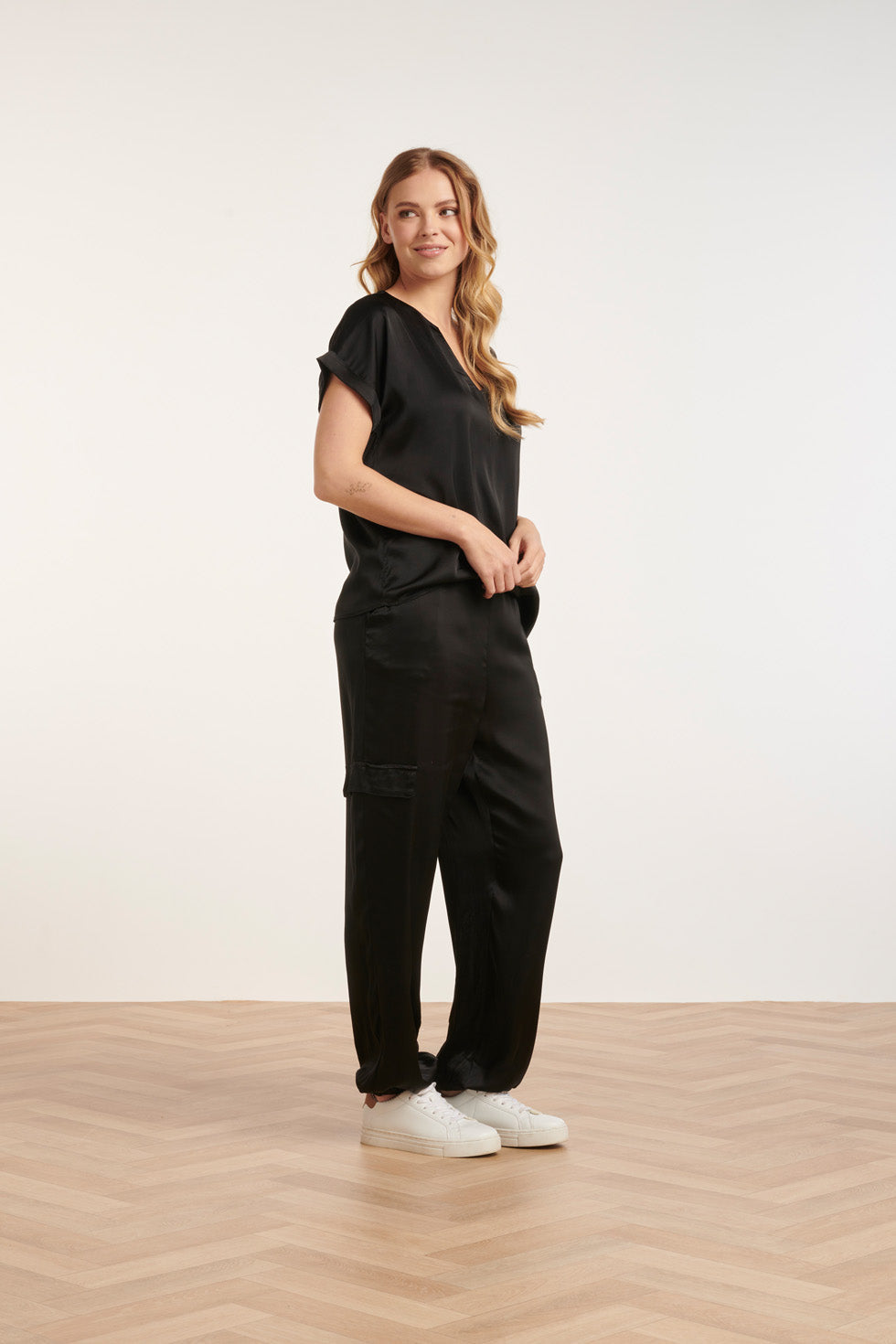24682 Satijnen Top Met V-Hals | Black