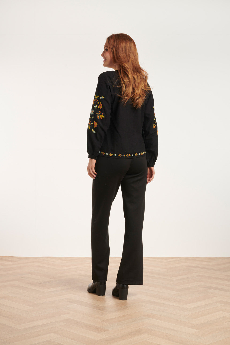 24693 E Top Met Bloemenborduursels | Black - Muticolour