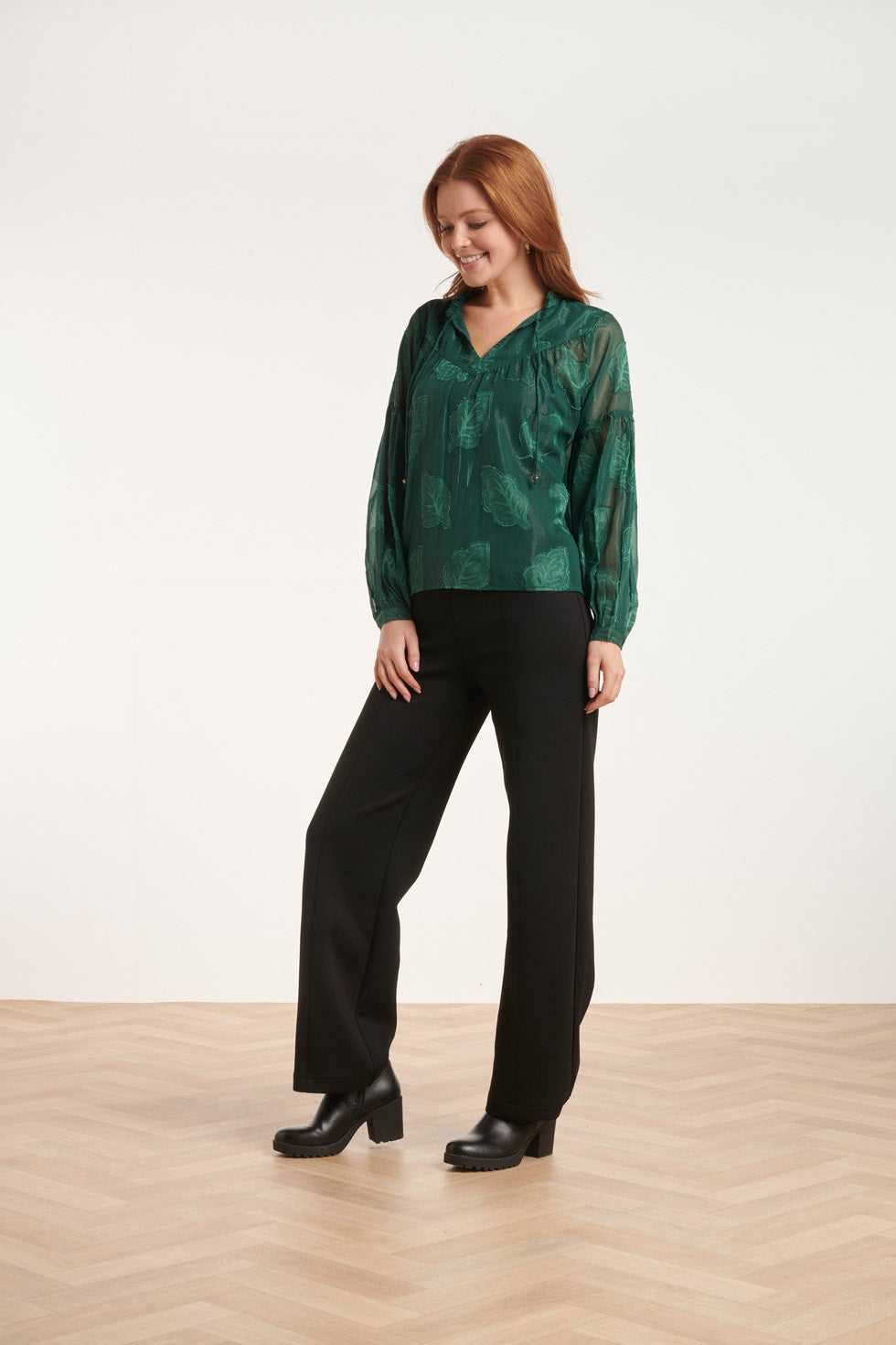 24698 Chiffon Jacquard V-Hals Top Met Bladmotief | Bottle