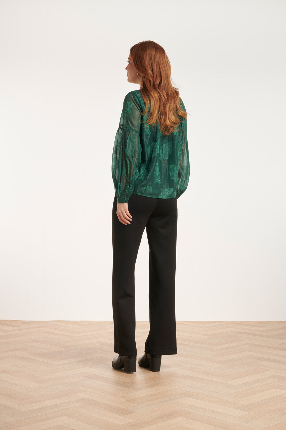 24698 Chiffon Jacquard V-Hals Top Met Bladmotief | Bottle