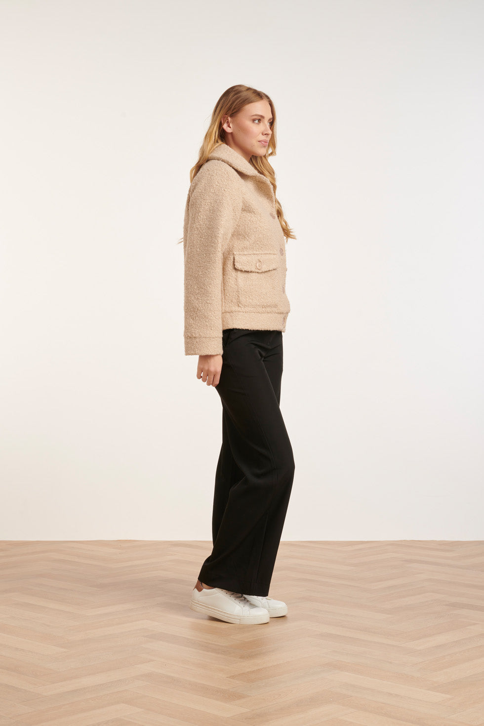24708 Beige Korte Jas Met Grote Zakken | Sand