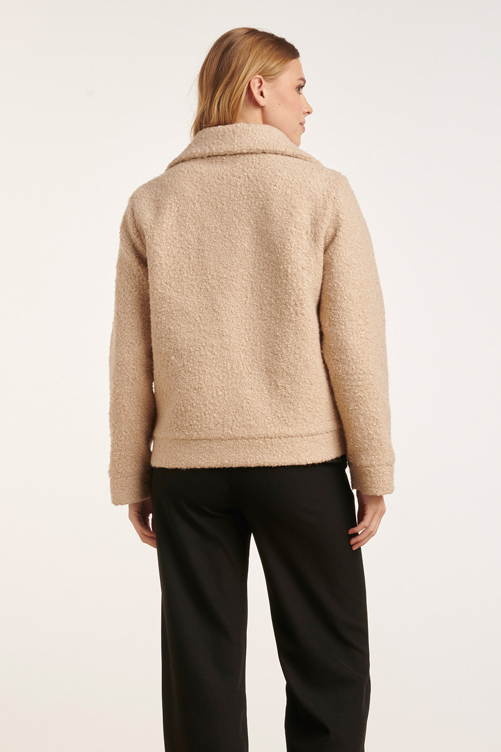 24708 Beige Korte Jas Met Grote Zakken | Sand
