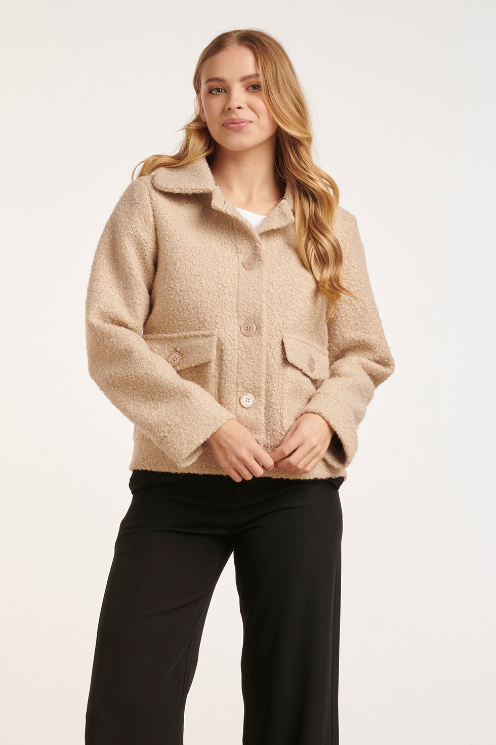 24708 Beige Korte Jas Met Grote Zakken | Sand