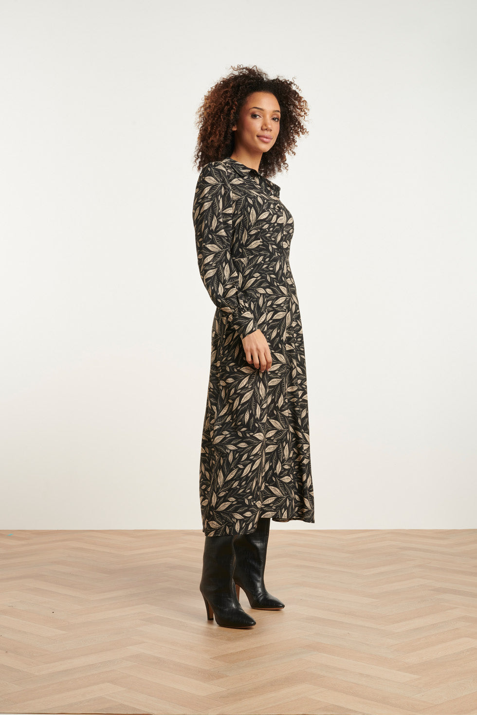 24762 Getailleerde Jurk Met Bladerenprint | Black-Off-White