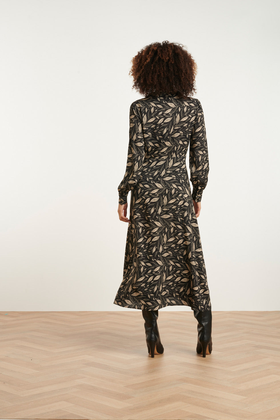 24762 Getailleerde Jurk Met Bladerenprint | Black-Off-White