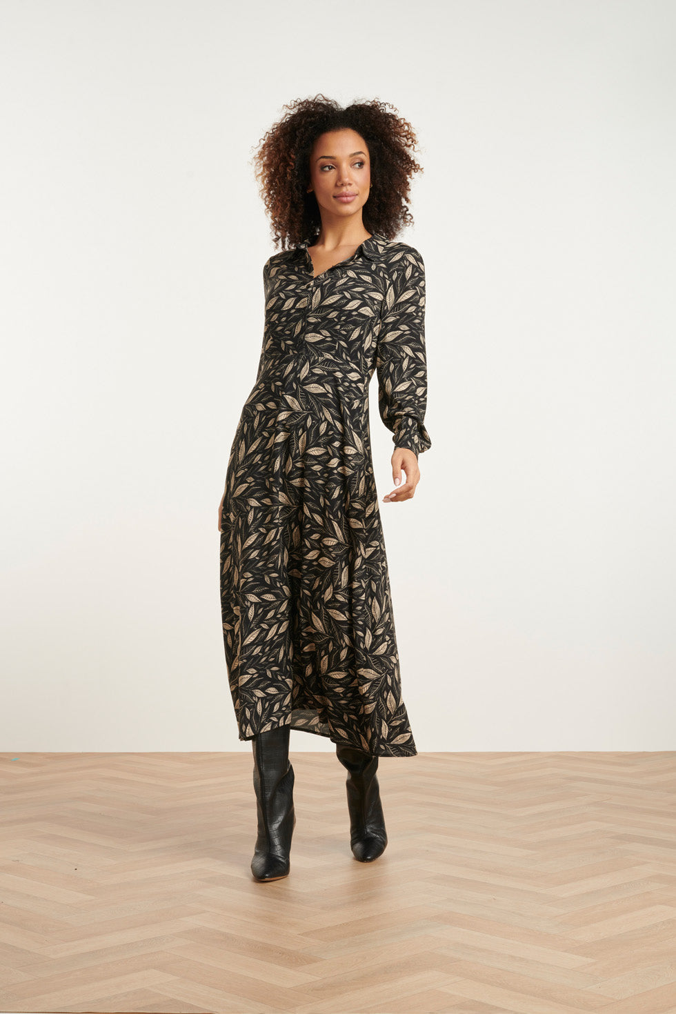 24762 Getailleerde Jurk Met Bladerenprint | Black-Off-White