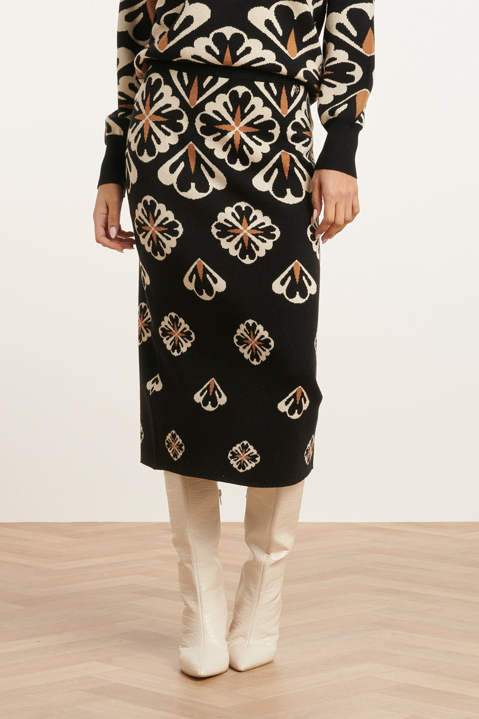 24778 e Gebreide Rok Met Grafische Bloemenprint | black-sand