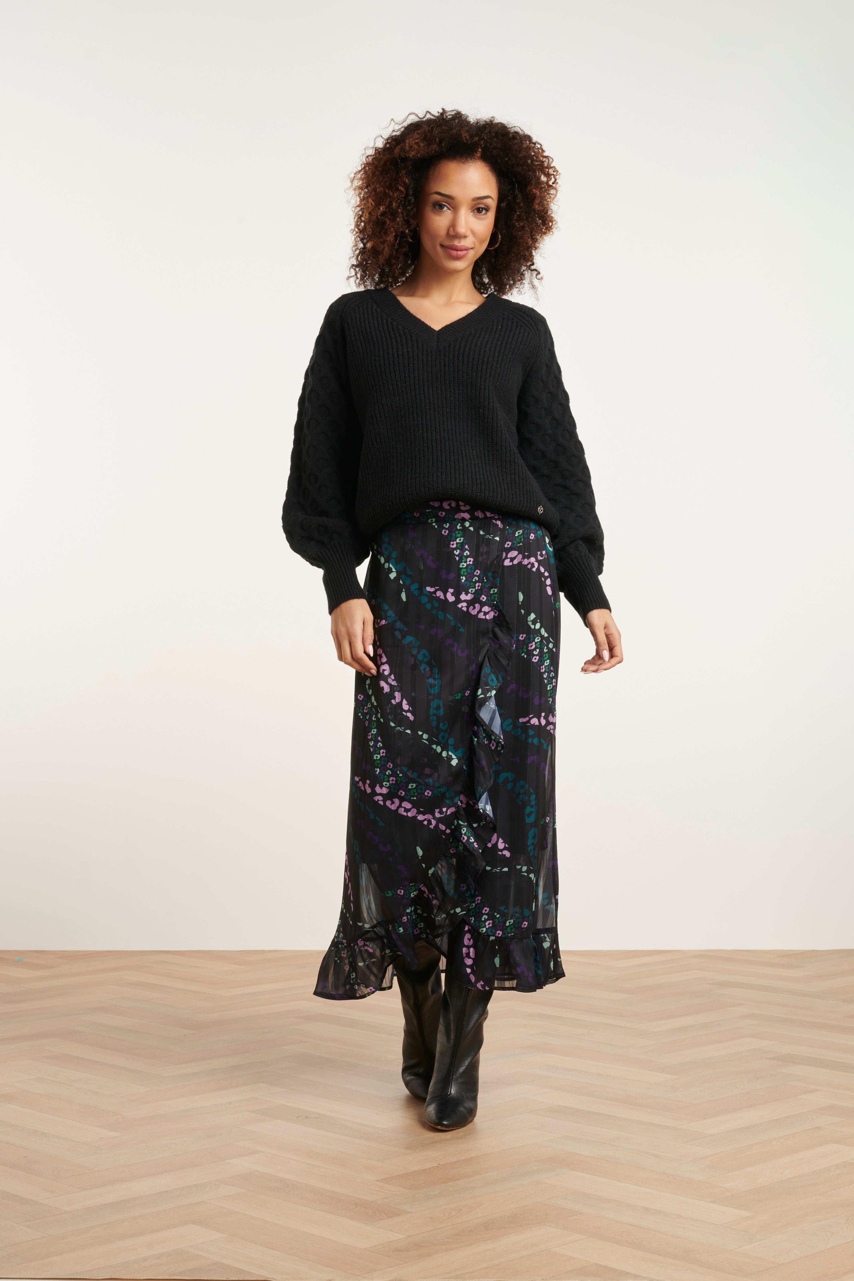 24784 E Oversized Trui Met V-Hals | Black