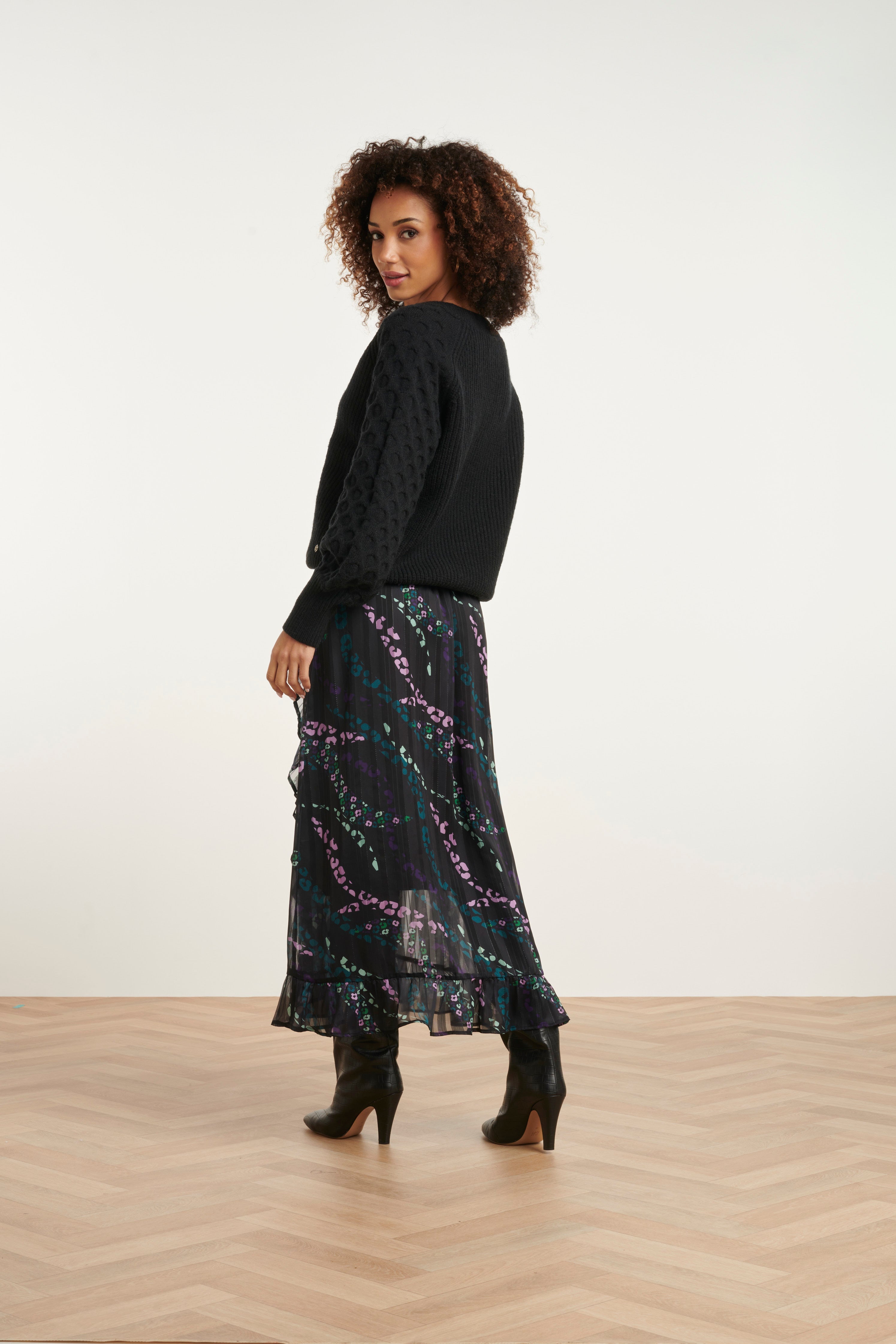 24784 E Oversized Trui Met V-Hals | Black