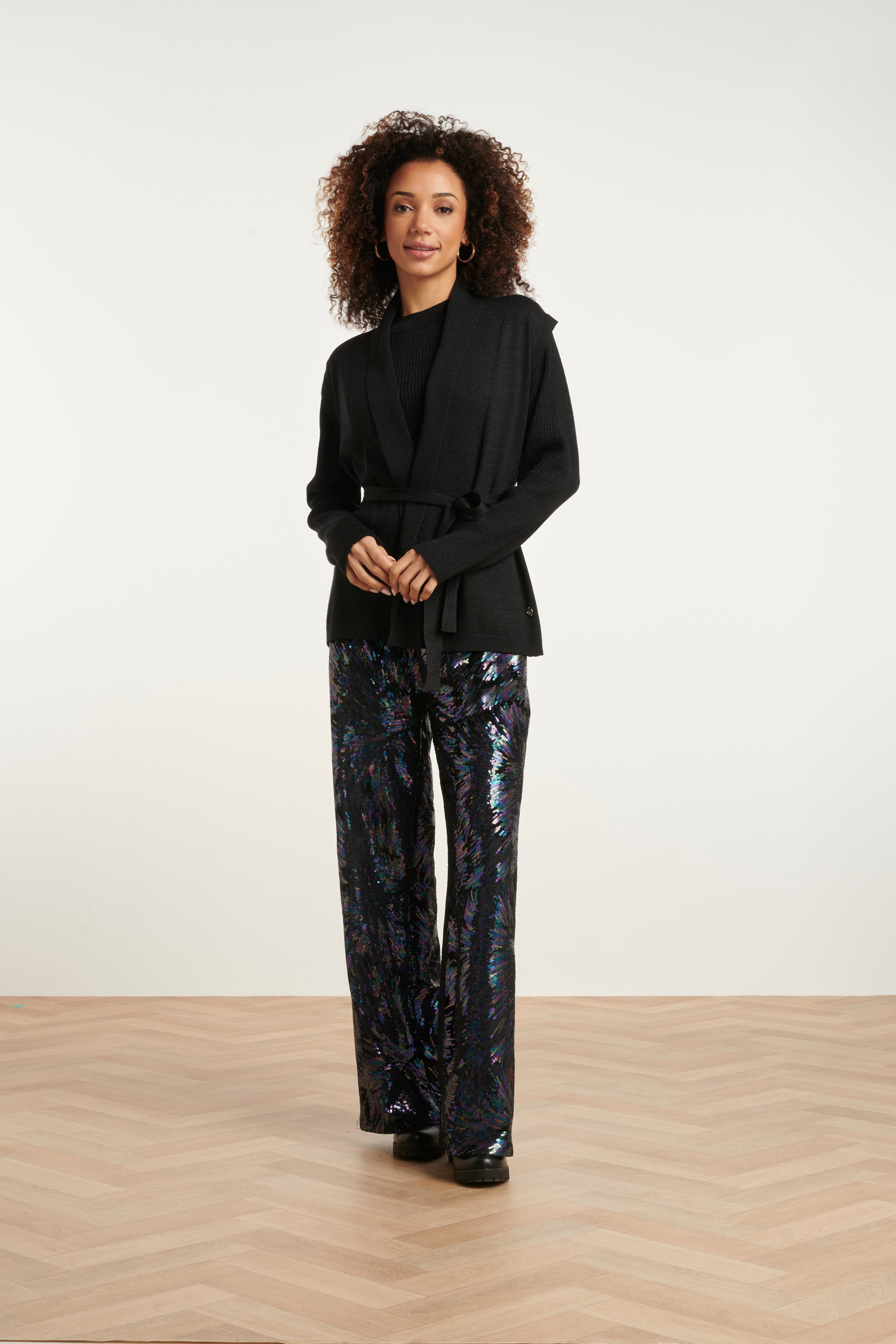24789 e Geribde Mouwloze Cardigan Met Lurex | black