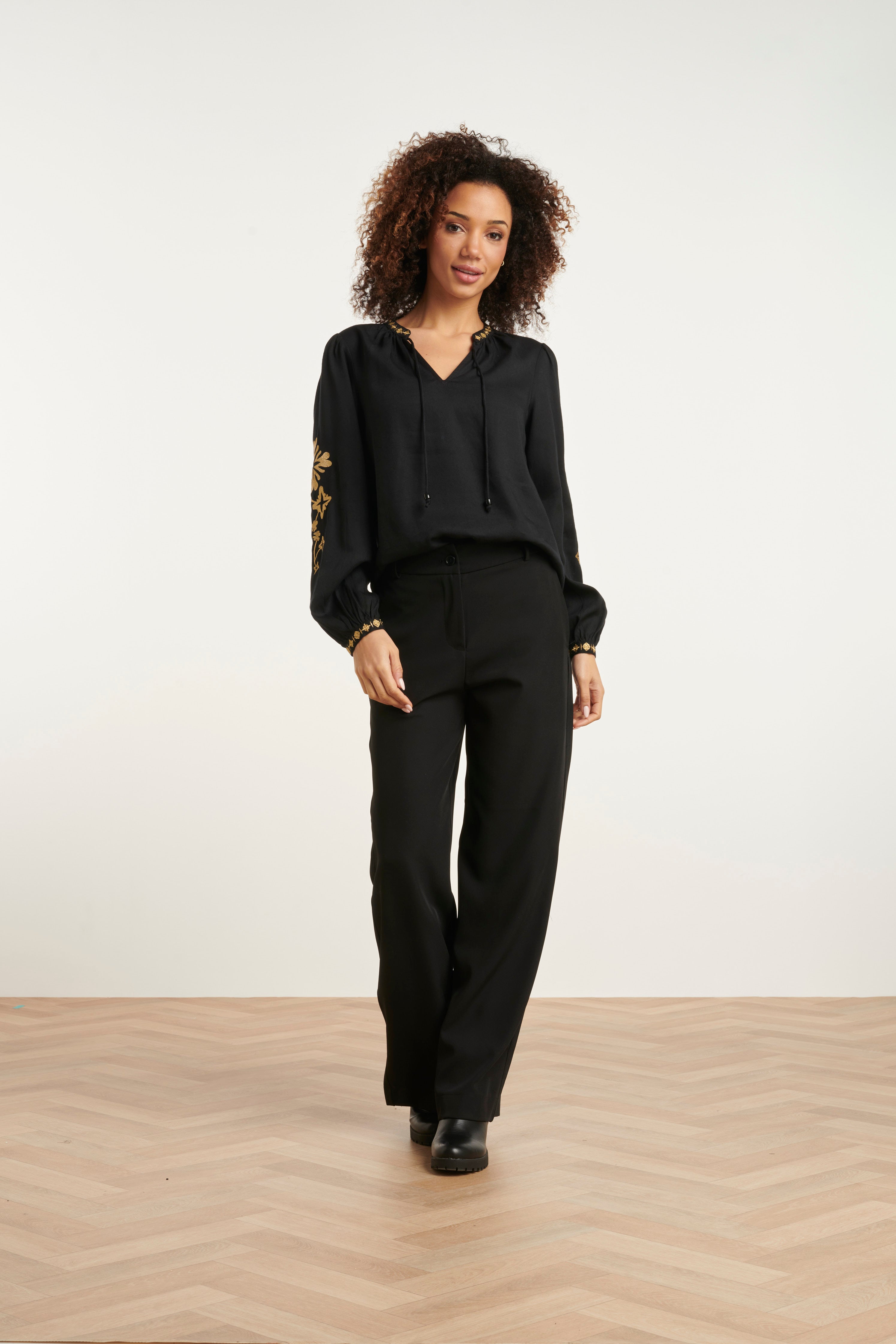 24803 E Geborduurde Top Met Borduur | Black-Gold