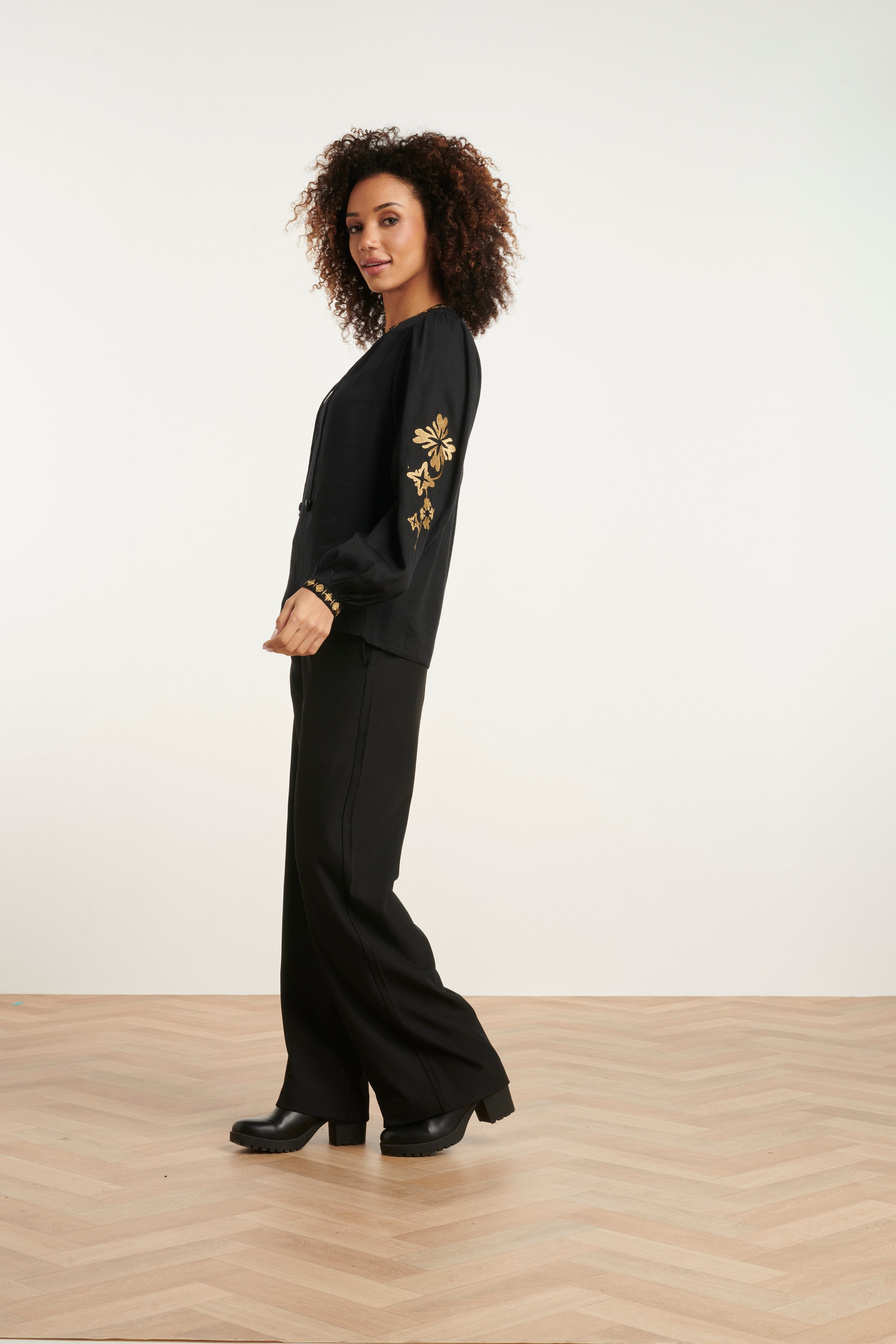 24803 E Geborduurde Top Met Borduur | Black-Gold