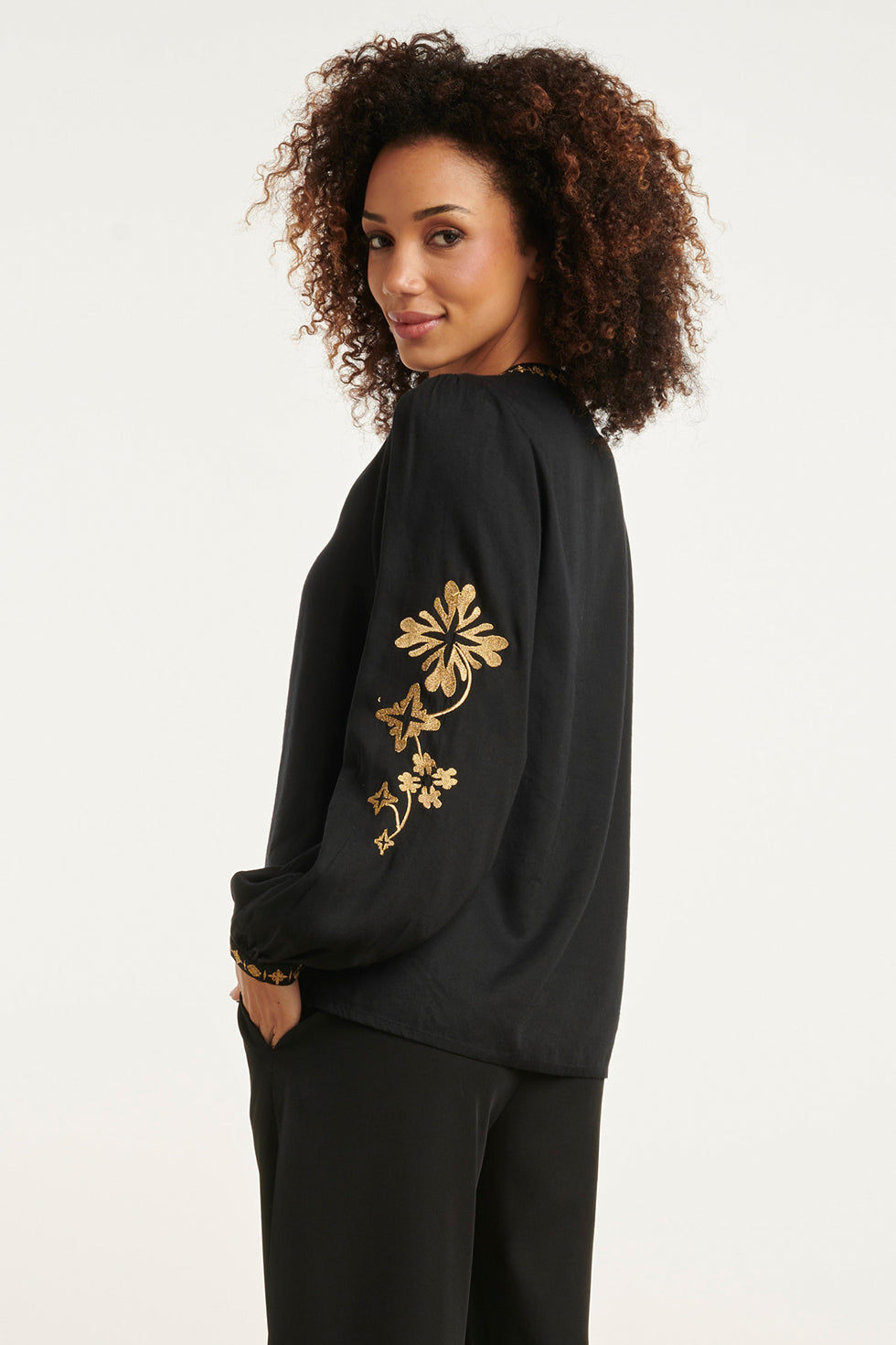 24803 E Geborduurde Top Met Borduur | Black-Gold