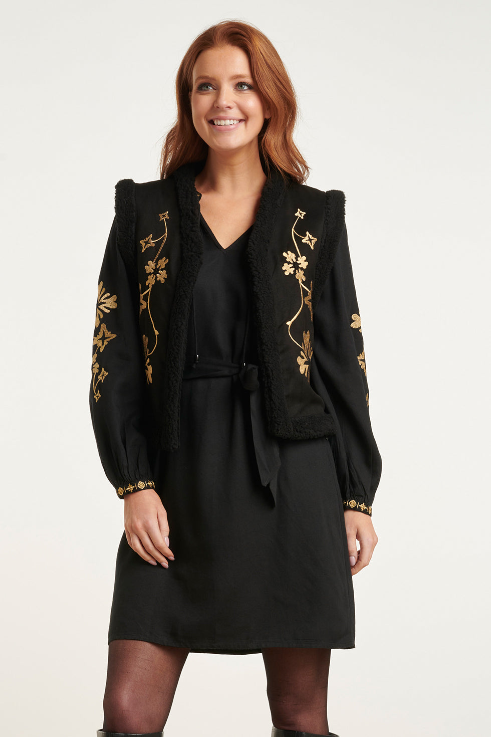 24805 E Geborduurde Lammy Gilet | Black-Gold