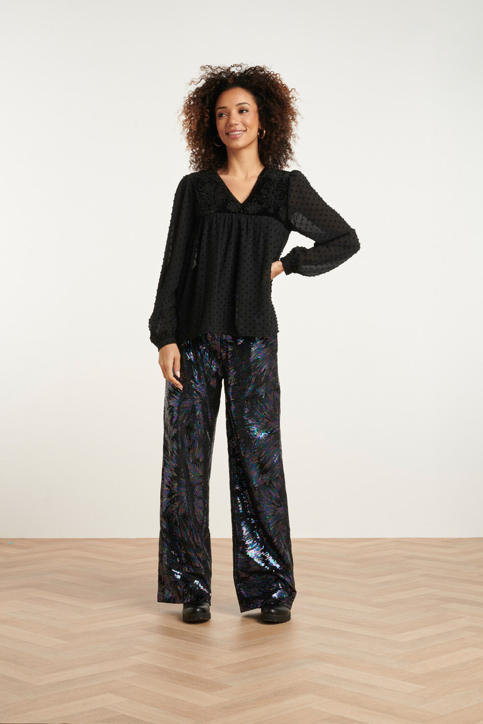 24806 E Elegante Gestippeld Chiffon Top | Black