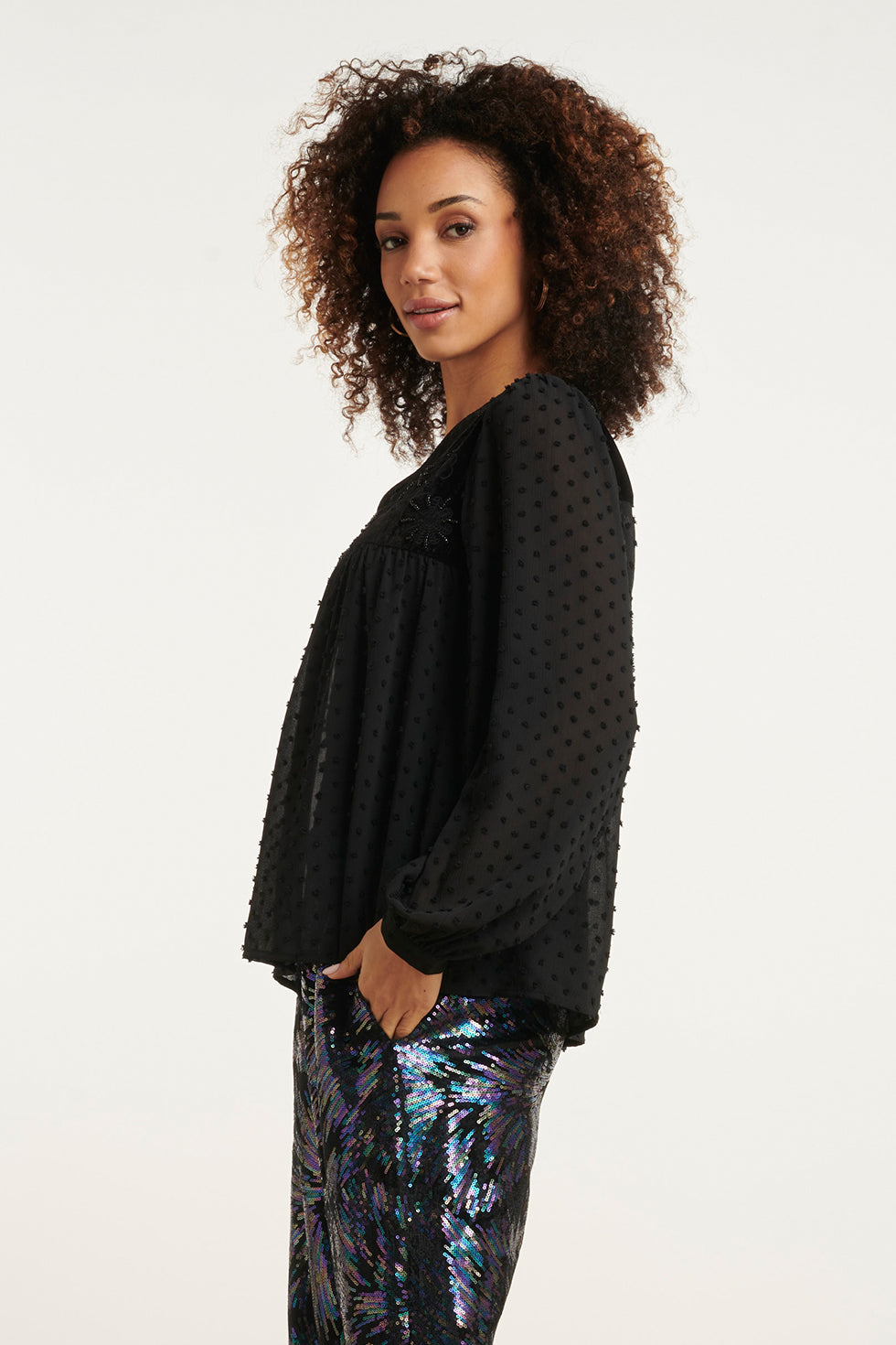 24806 E Elegante Gestippeld Chiffon Top | Black